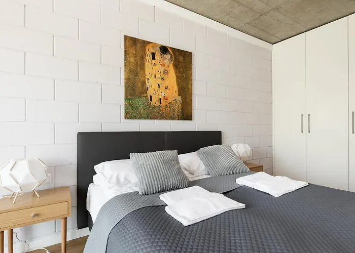 River Side Nr 1m7 דירה *